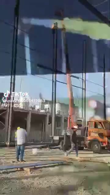 تعمیراتی سائٹ پر اسٹیل ڈھانچے کے ساتھ پھیلی ٹرک ماؤنٹڈ بوم لفٹ کی مختصر ویڈیو