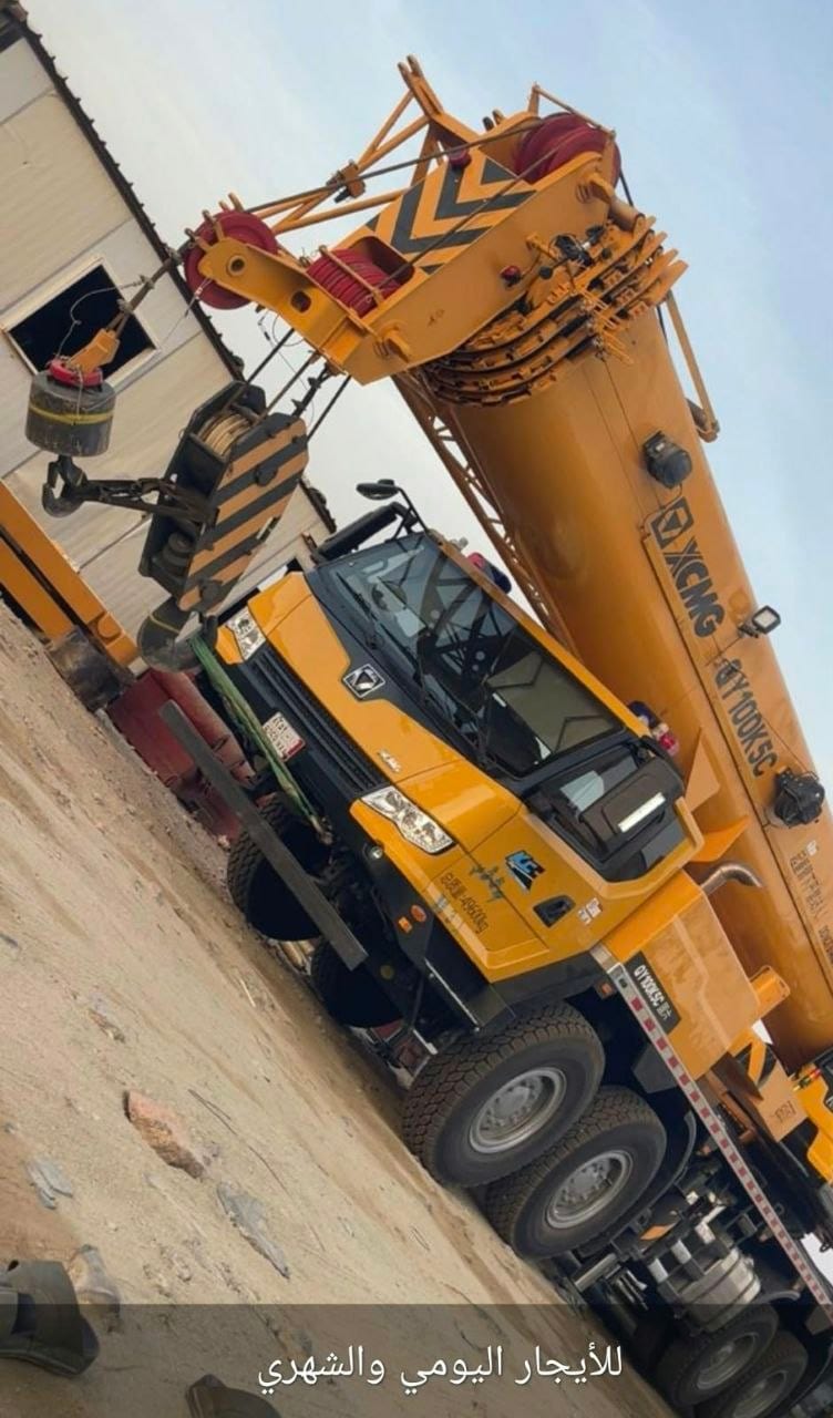 كرين XCMG موديل QY100K5C سعة 100 طن مركب على شاحنة في جدة، والموديل مكتوب على الذراع والثقل الموازن