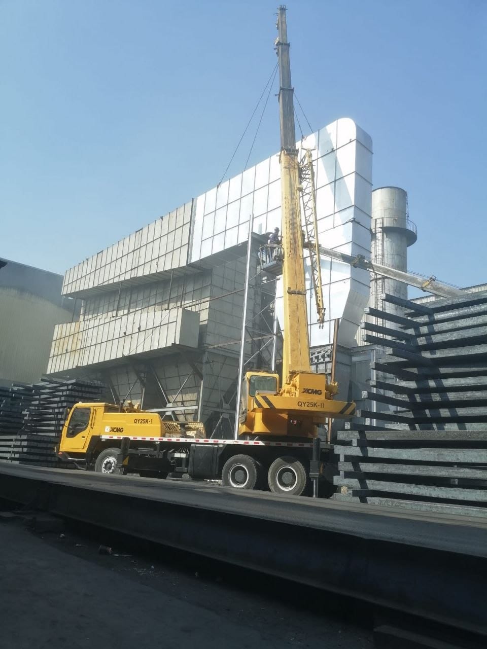 XCMG QY25K-II کرین جدہ کی صنعتی سائٹ پر لوہے کے حصے اٹھاتے ہوئے